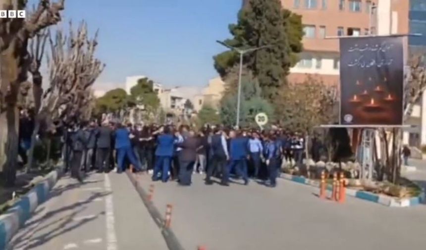 İran genelinde 3 bin can kaybının ardından öğrenci protestoları başladı