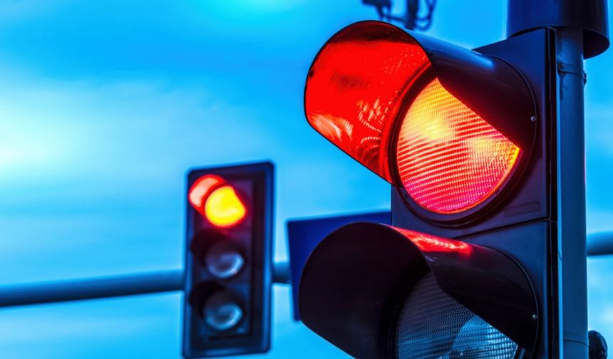 1 yıl içinde 6 kez kırmızı ışık ihlali yapanların ehliyeti iptal edilecek.
