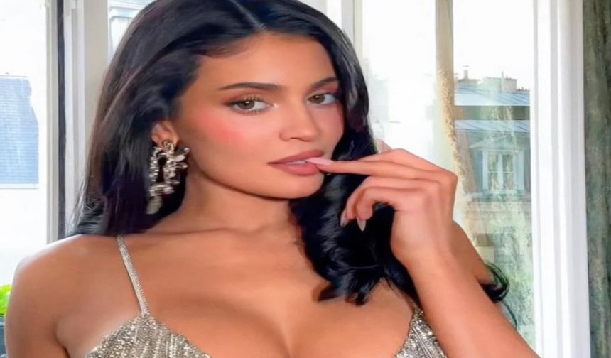 Kylie Jenner'ın nar taneli bikinisi görenleri şaşırttı!