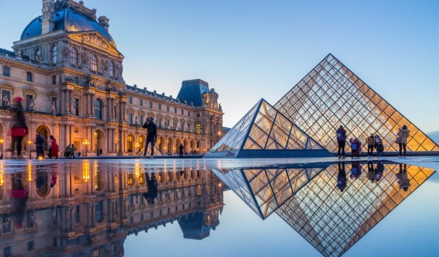 Louvre Müzesi’nde bir skandal daha: Tarihi eserler zarar gördü