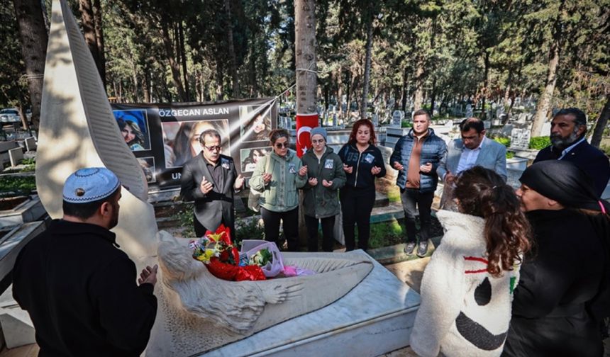 Özgecan Aslan katledilişinin 11. yılında mezarı başında anıldı: "Sanki rüyadayız, 11 yıl geçmiş"