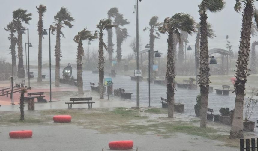 Doğu Akdeniz'de fırtına ve sağanak hayatı durma noktasına getirdi