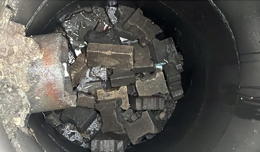 Atık su hattında tıkanıklık: Kanalda parke taşları bulundu