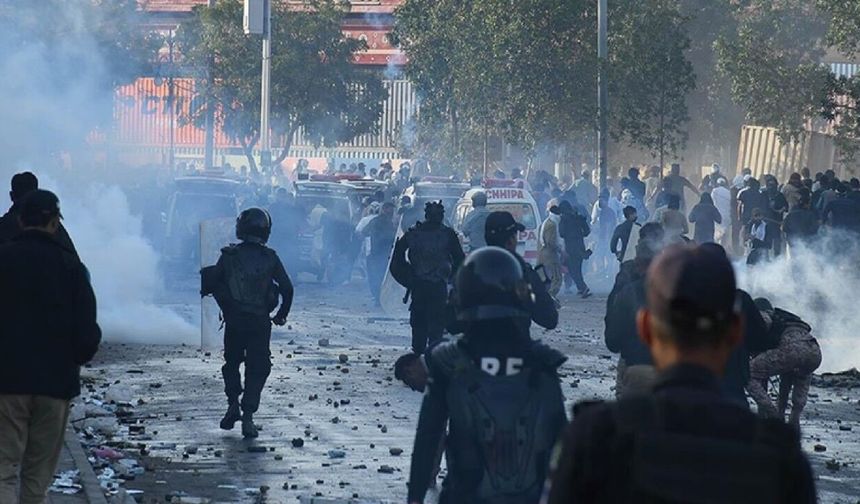 Pakistan’da sokağa çıkma yasağı: İran lideri Hamaney’in ölümü sonrası ortalık savaş alanına döndü!