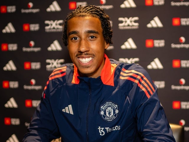 Leny Yoro Manchester United 2024