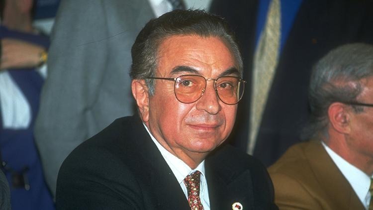 Nahit Menteşe Kimdir