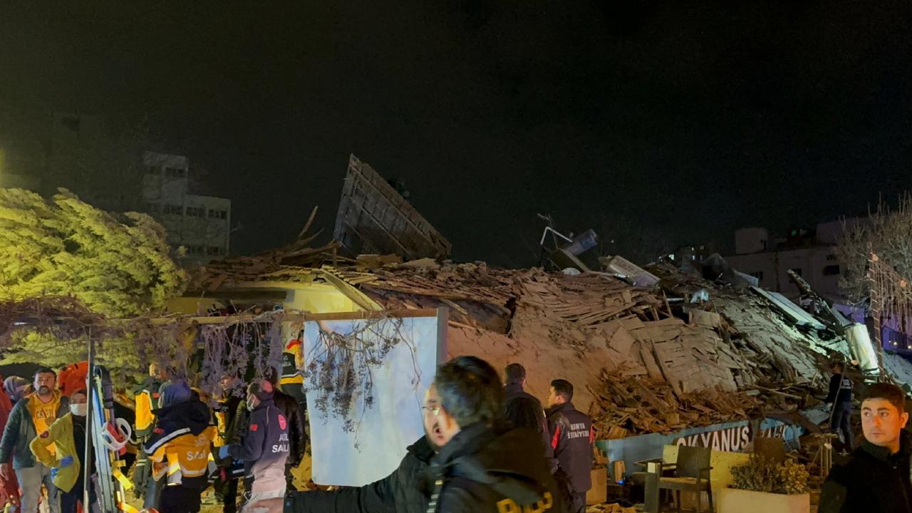 Konya’da Bir Bina Çöktü Çökme Anları Saniye Saniye Kaydedildi-1