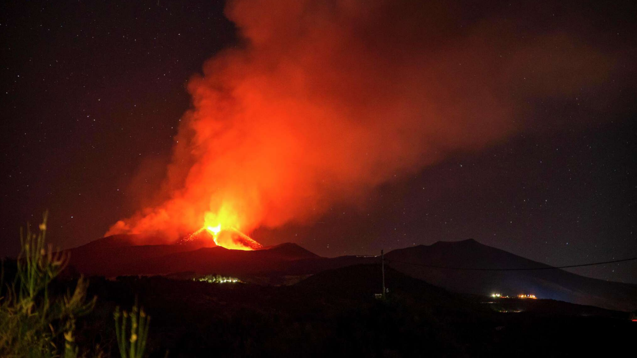 Etna Yanardağı Yeniden Hareketlendi Lav Akışı Endişe Yaratıyor (1)