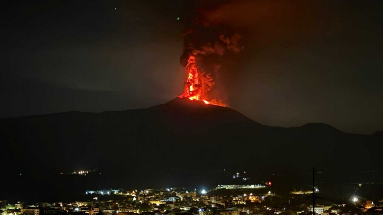 Etna Yanardağı Yeniden Hareketlendi Lav Akışı Endişe Yaratıyor