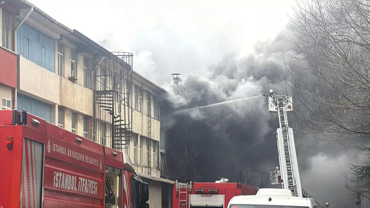 İstanbul Başakşehir’de Fabrika Yangını Çok Sayıda Ekip Müdahale Ediyor