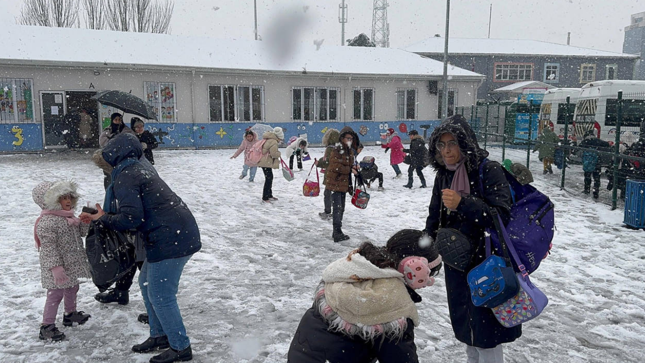 İstanbul’da Kar Fırtınası Trafik Durma Noktasına Geldi (2)