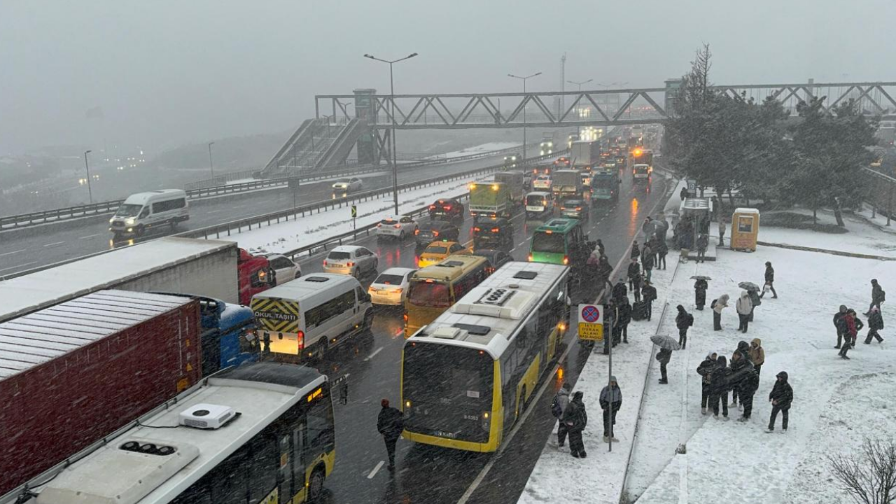 İstanbul’da Kar Fırtınası Trafik Durma Noktasına Geldi