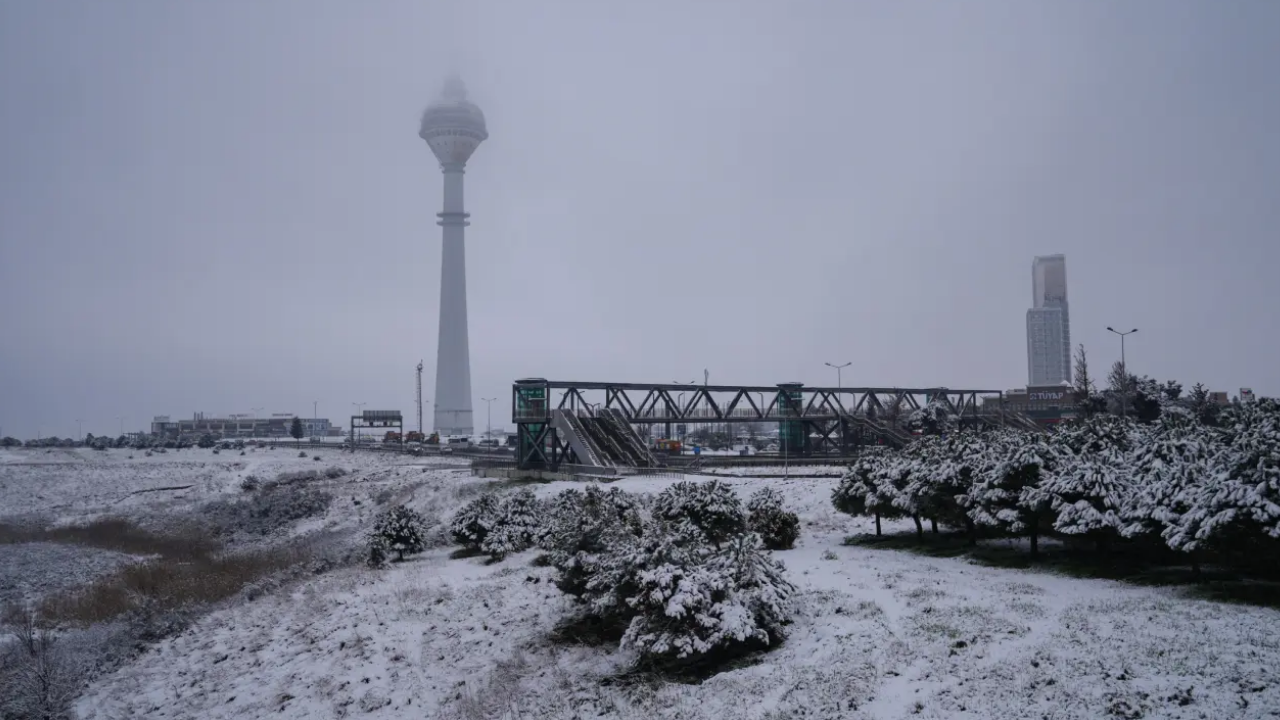 Meteoroloji Uyarmıştı İstanbul’da Beklenen Kar Yağışı Başladı (1)