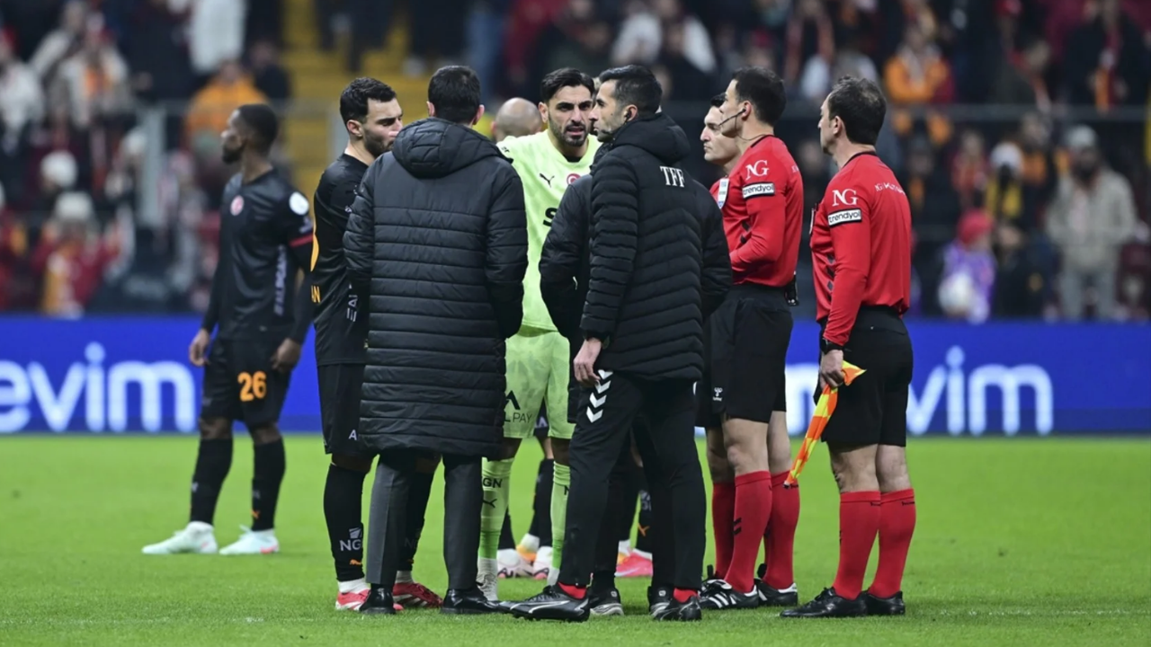 Süper Lig’de Dünya Gündemine Giren Karar Adana Demirspor, Galatasaray Maçında Sahadan Çekildi (1)