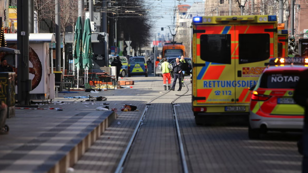 Almanya Mannheim’da Korkunç Olay Araç Kalabalığın Arasına Daldı