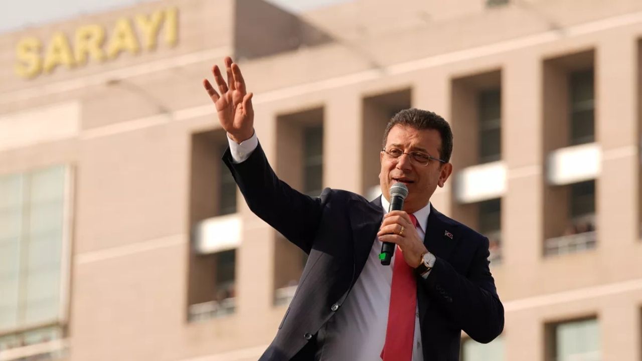 Imamoğlu Adalet Sarayının Önünde