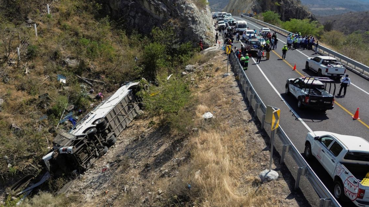 Meksika’da Iki Otobüs Kazası 25 Kişi Hayatını Kaybetti (1)