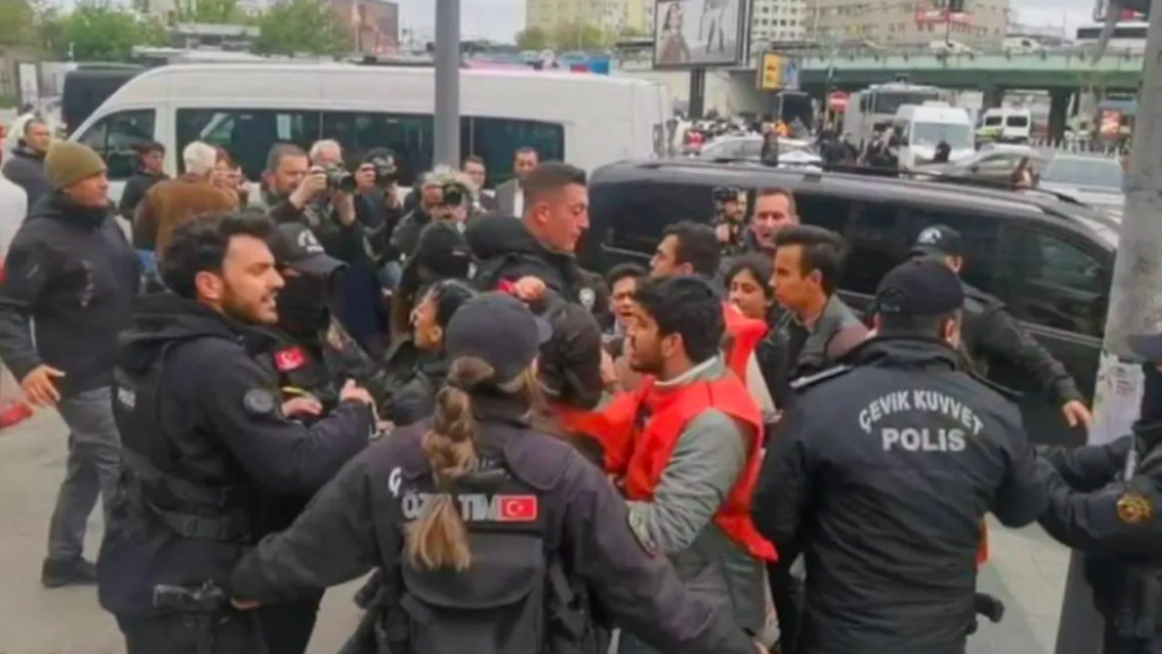 1 Mayıs Kutlamalarına Bir Kişi Palyaço Kostümüyle Katıldı İşim Bu, İş Kıyafetimle Geldim (2)