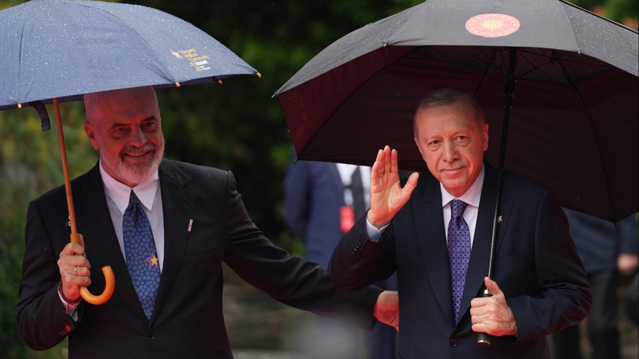 Avrupa Zirvesinde Renkli Anlar Arnavutluk Başbakanı Rama, Meloni’yi Diz Çökerek Selamladı (1)