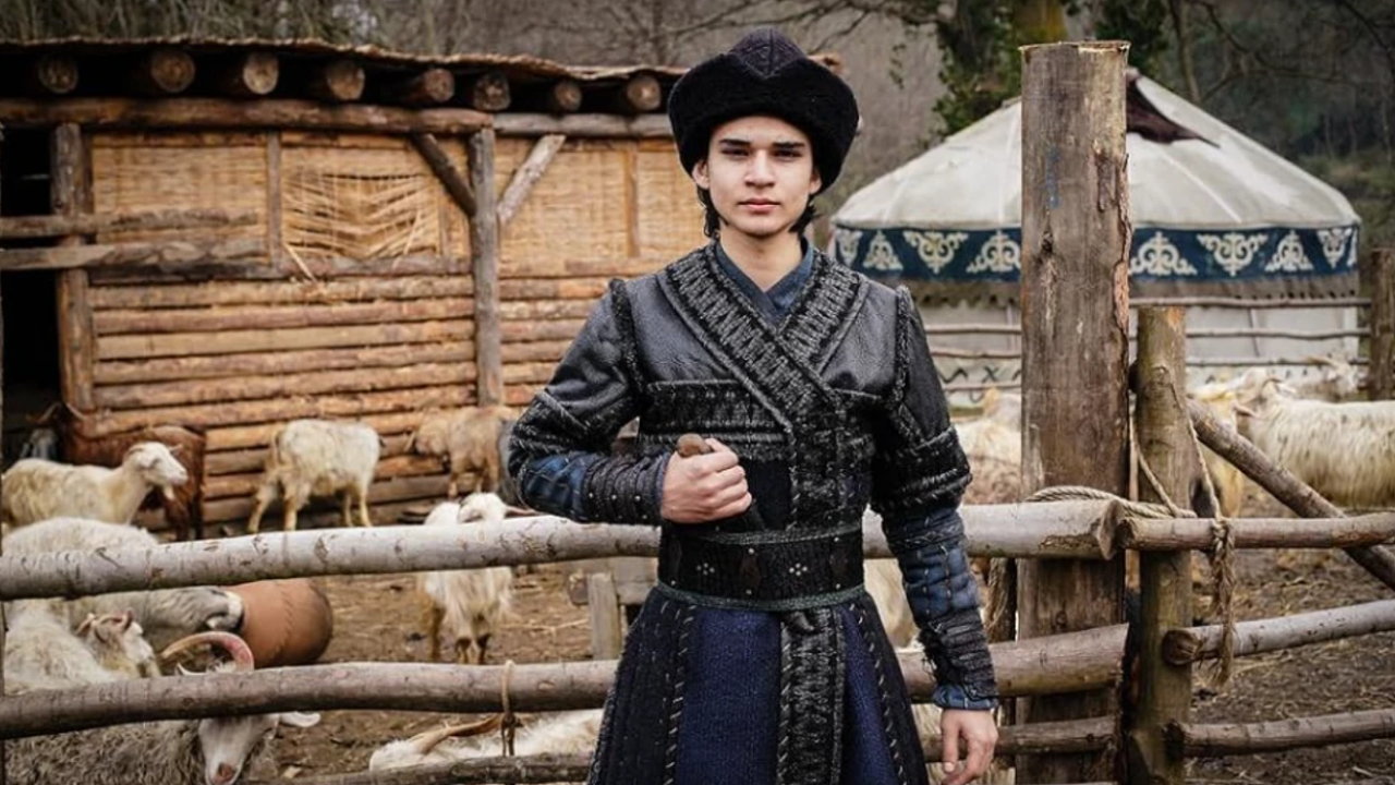 Burak Özçivit’le Soğuk Şekilde Tokalaşmıştı İbrahim Kutluay Sanılan Kişi Diriliş Ertuğrul’un Oyuncusu Çıktı (1)