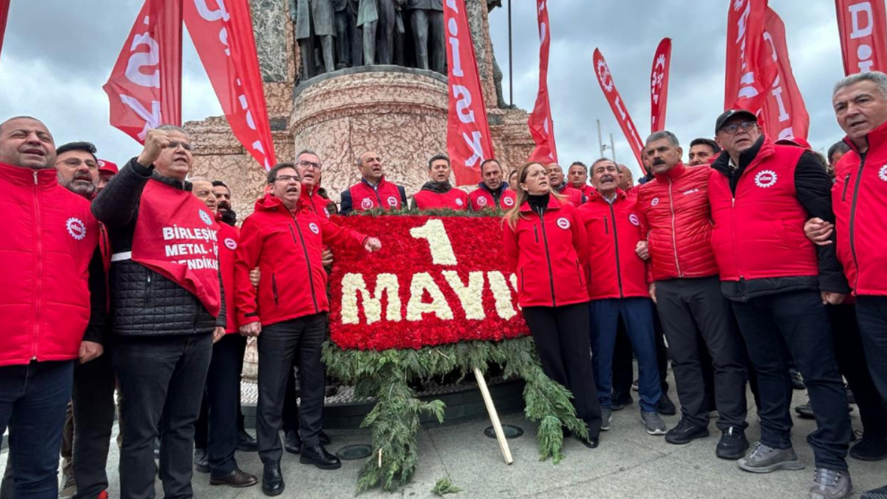 Di̇sk’ten Taksim Anıtı’na 1 Mayıs Çelengi (1)