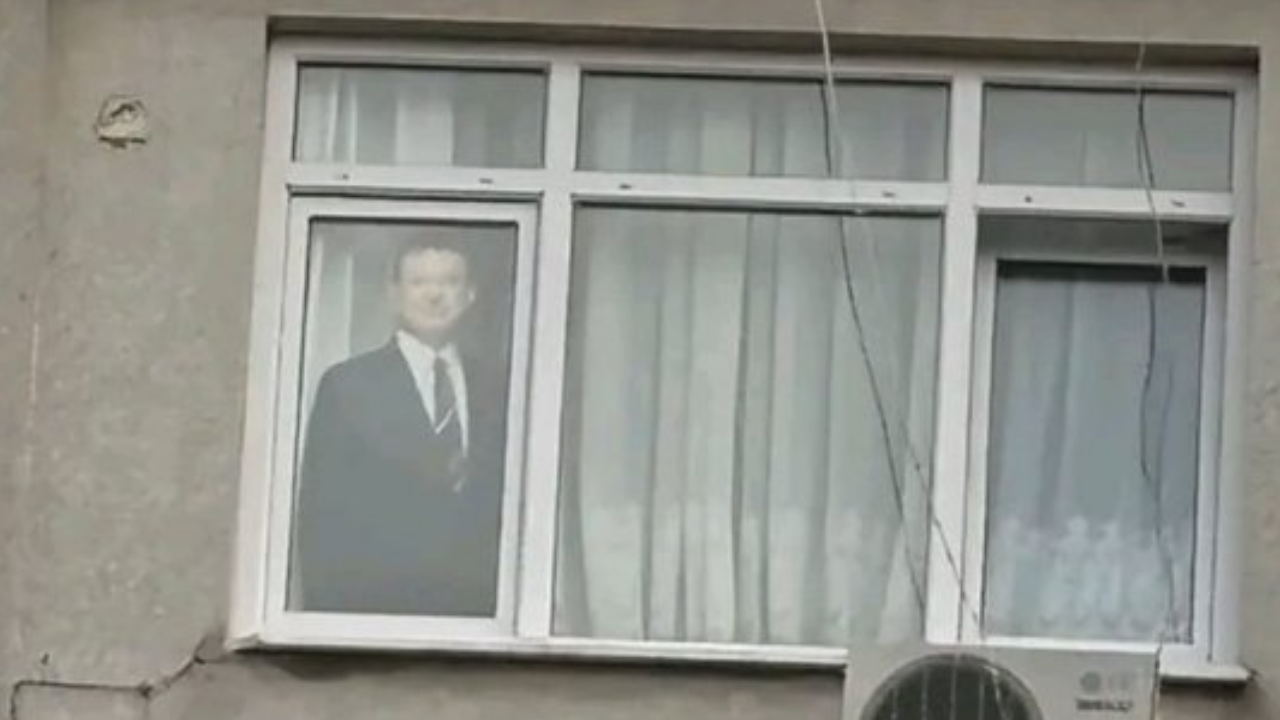 Evinin Camına Ekrem İmamoğlu’nun Maketini Yerleştirdi! (1)