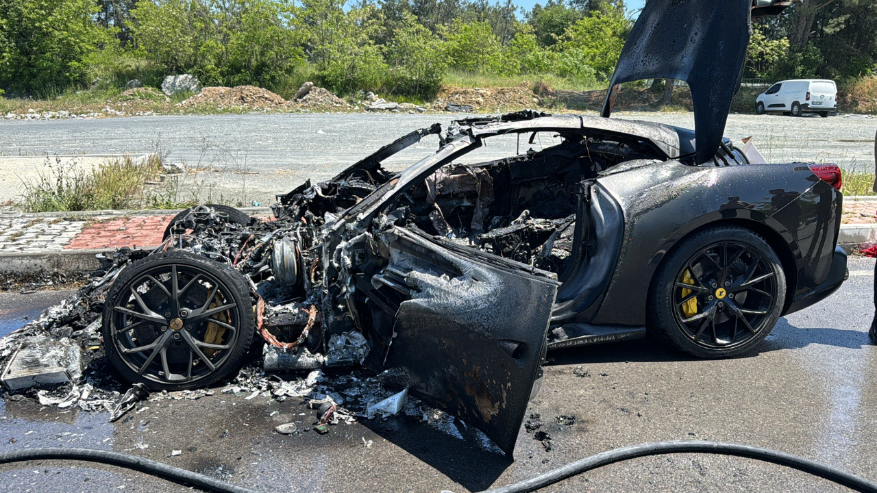 Eyüpsultan’da Araç Yangını Beşiktaş Başkanı Serdar Adalı’nın Oğlunun Ferrari’si Kül Oldu