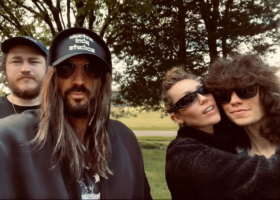 Miley Cyrus Ve Babası Billy Ray Ile Barıştı Annesine Ve Kendisine Küfürler Etmişti Dogum Gunu