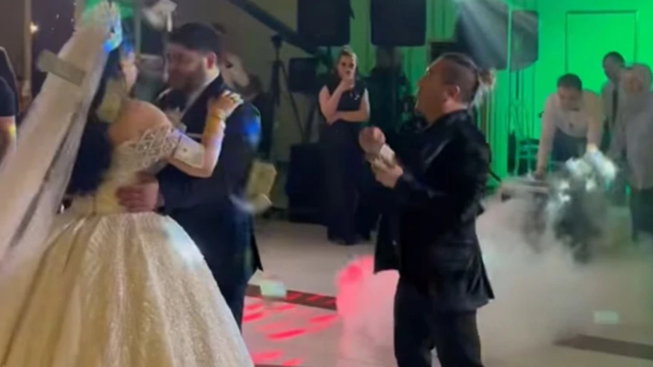 Murat Övüç’ten Altın Şov Gelinine 2 Metre Altın Kolye Taktı (1)