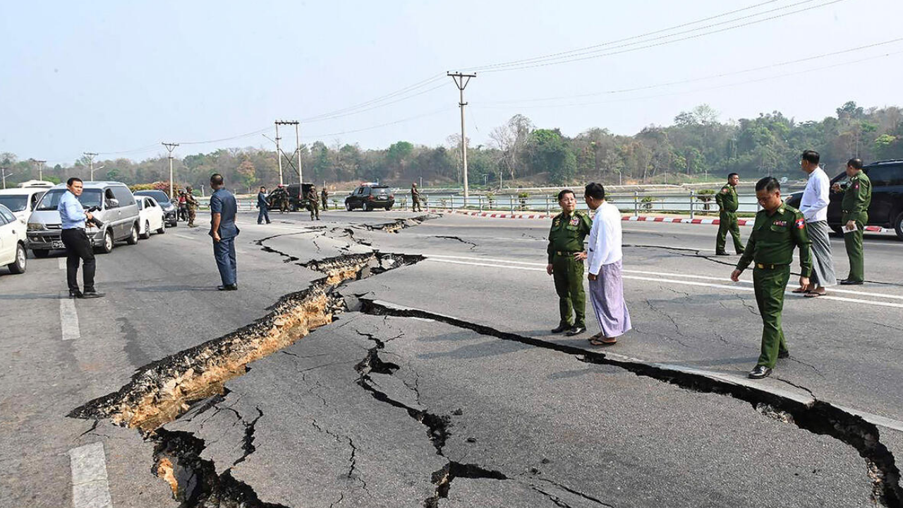 Myanmar’daki 7.7 Şiddetindeki Deprem Sırasındaki Yüzey Kırığı Anbean Görüntülendi (1)