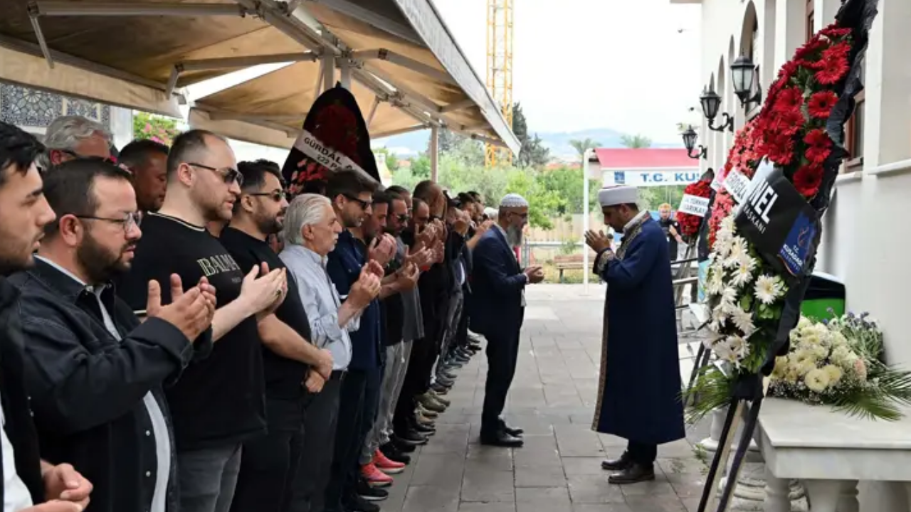 Şarkıcı Şimal Gülen, Kuşadası’nda Son Yolculuğuna Uğurlandı (1)