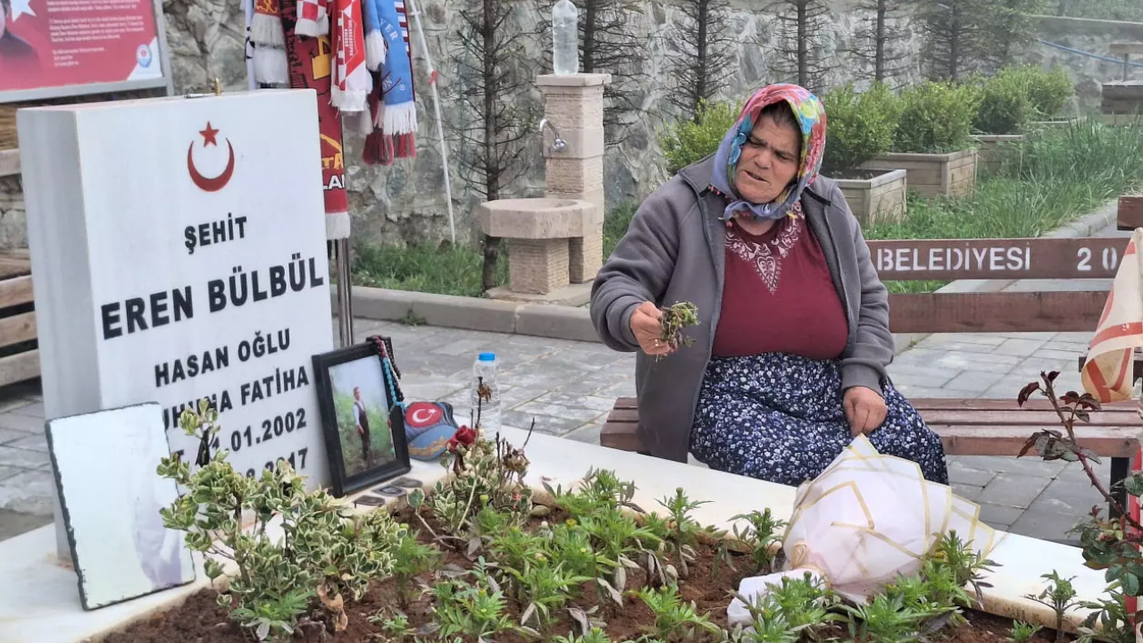 Şehit Eren Bülbül’ün Annesi Ayşe Bülbül ‘’Silah Bırakıyorlarsa Annelere Evlatlarını Versinler’’
