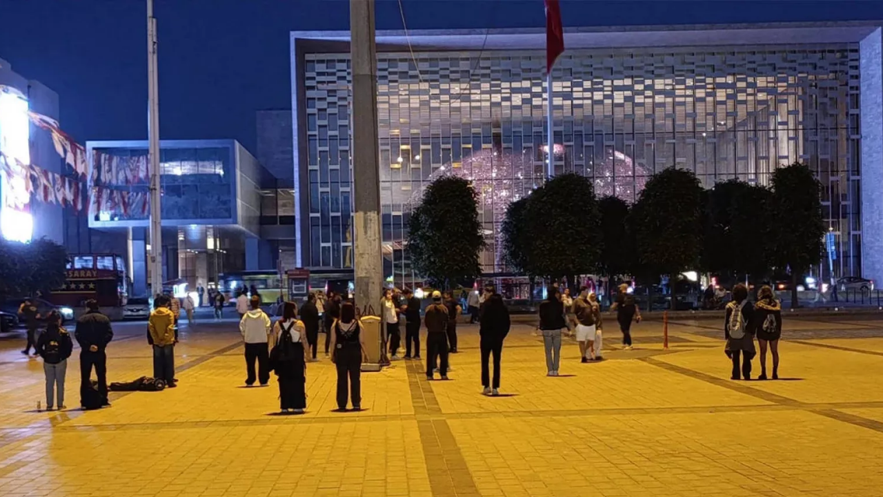 Taksim’de ‘Duran Adam’ Eylemine Polis Müdahalesi 21 Kişi Gözaltına Alındı (1)