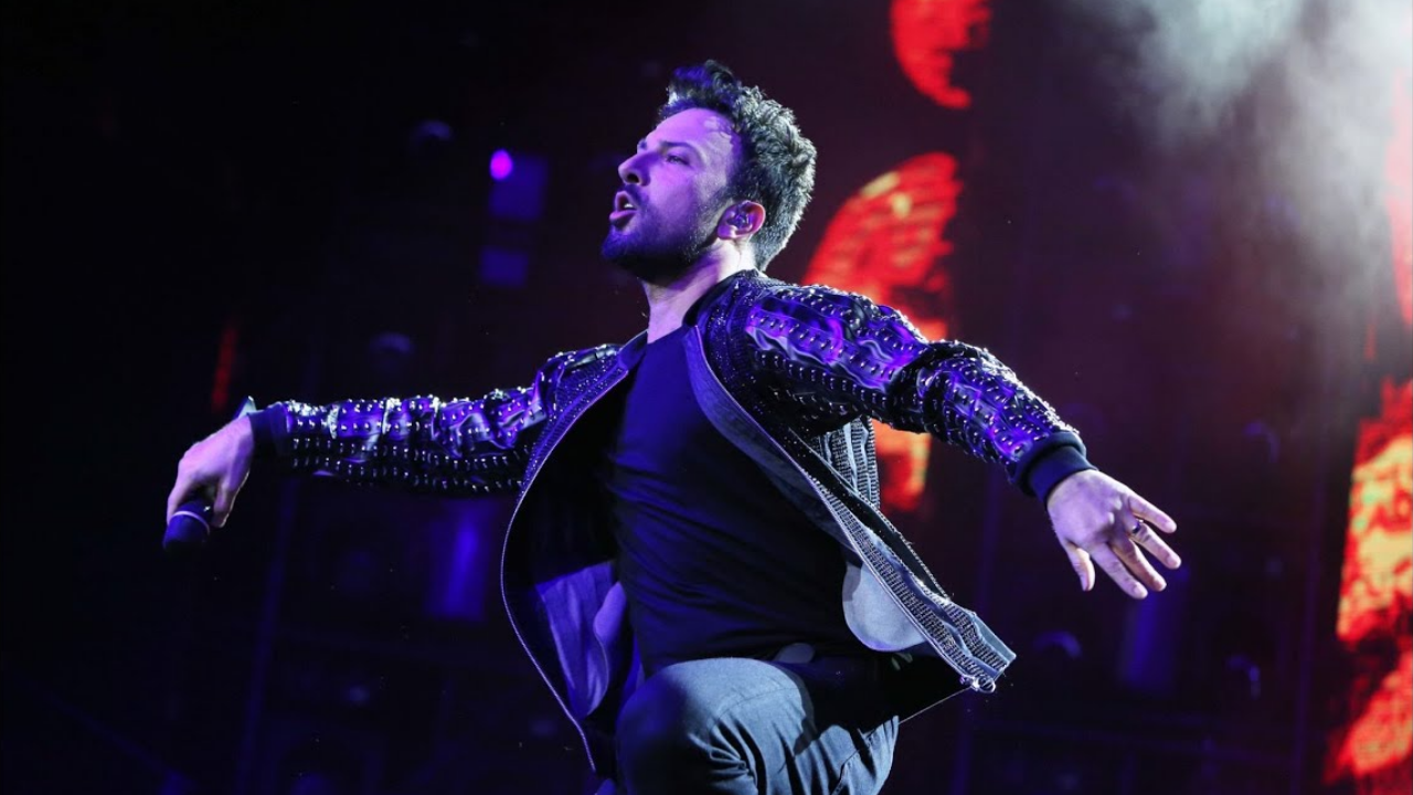 Tarkan’dan Yaz Bombası ‘’Dönmüyor Giden’’ Şarkısı Yayında