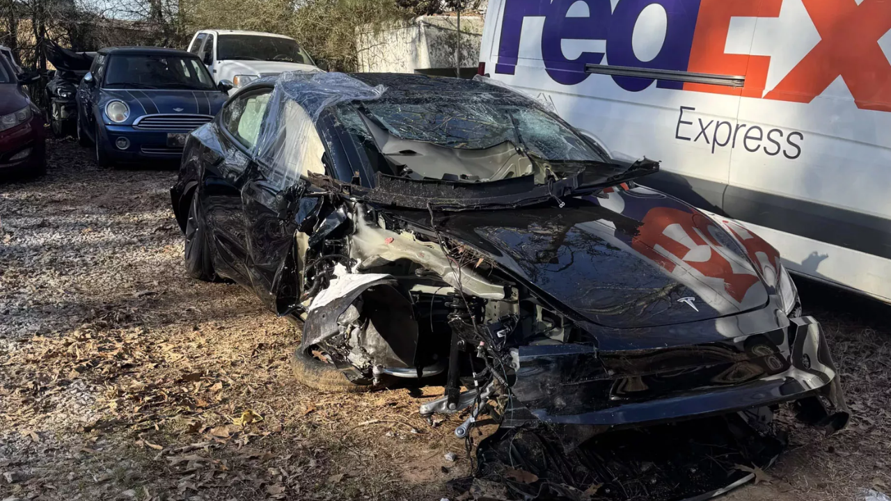 Tesla Otopilot Modunda Aniden Şeritten Çıkarak Ağaca Çarptı! İşte O Anlar...