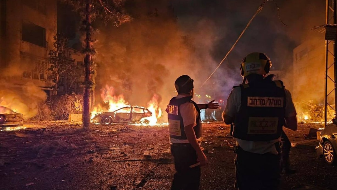 1 İran’dan Hayfa’ya Balistik Füze Saldırısı İsrail Alarmda, Sığınaklar Doldu Taştı (1)