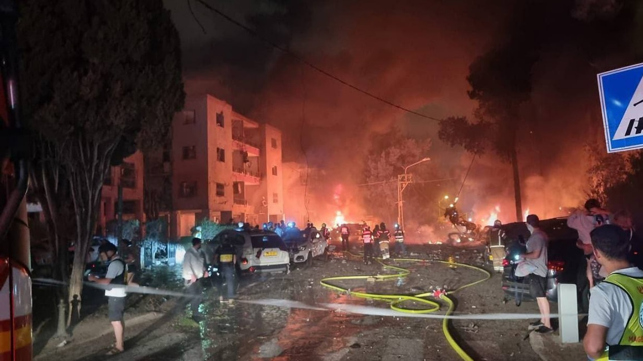 1 İran’dan Hayfa’ya Balistik Füze Saldırısı İsrail Alarmda, Sığınaklar Doldu Taştı