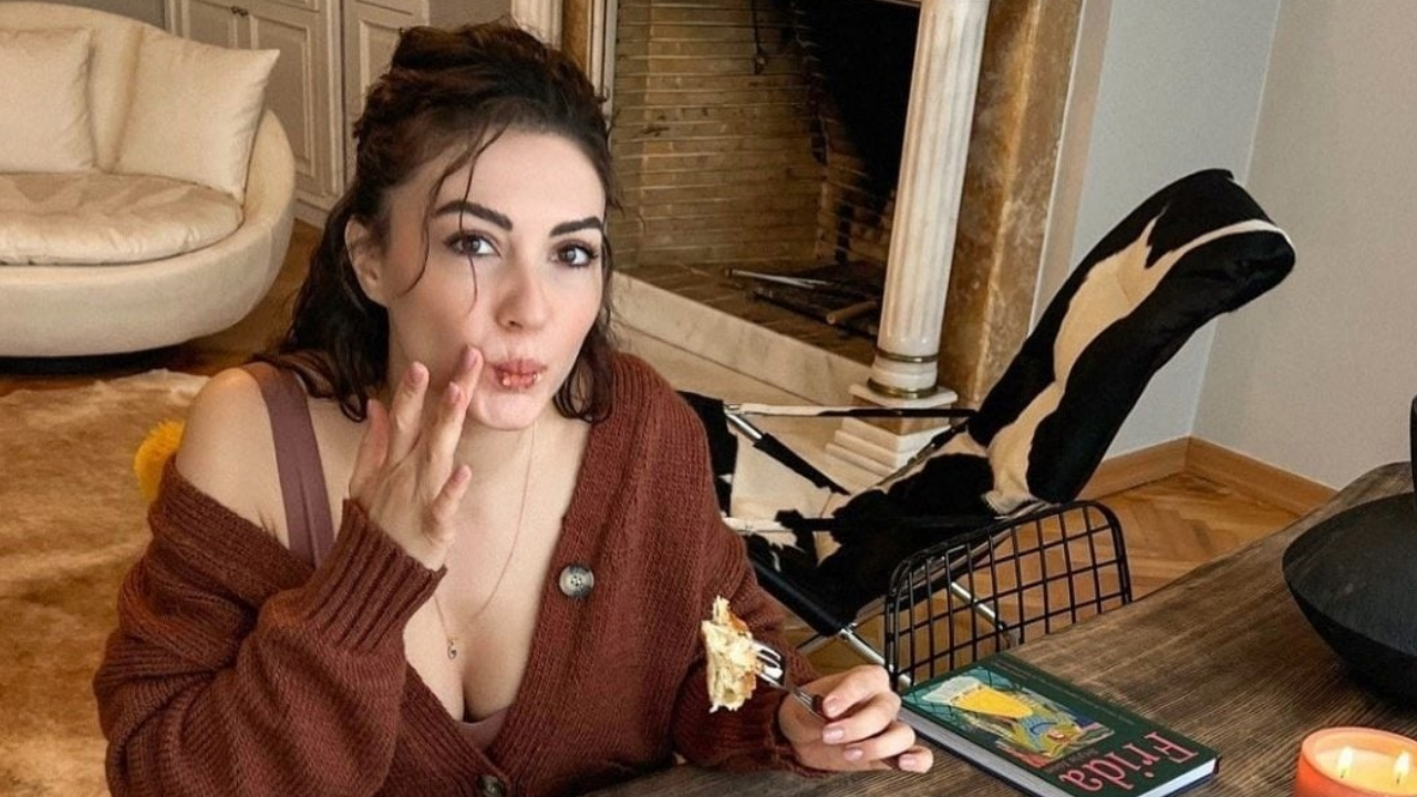 Burcu Özberk Sosyal Medyada Çıldırdı ‘’Hayatımı Bilmeden Konuşmayın’’
