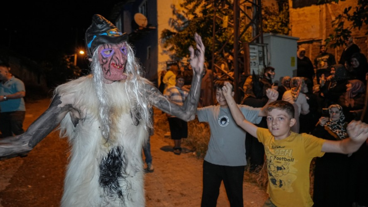 Bursa’da 2 Asırlık Bayram Geleneği “Deliler” Sokaklarda! (2)