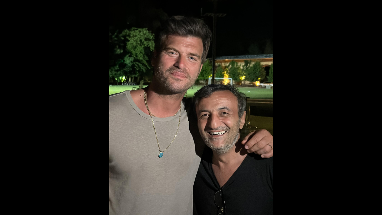 Ersin Korkut Ile Kıvanç Tatlıtuğ’un Samimi Buluşması “Kıvanç Teyzemin Oğlu”