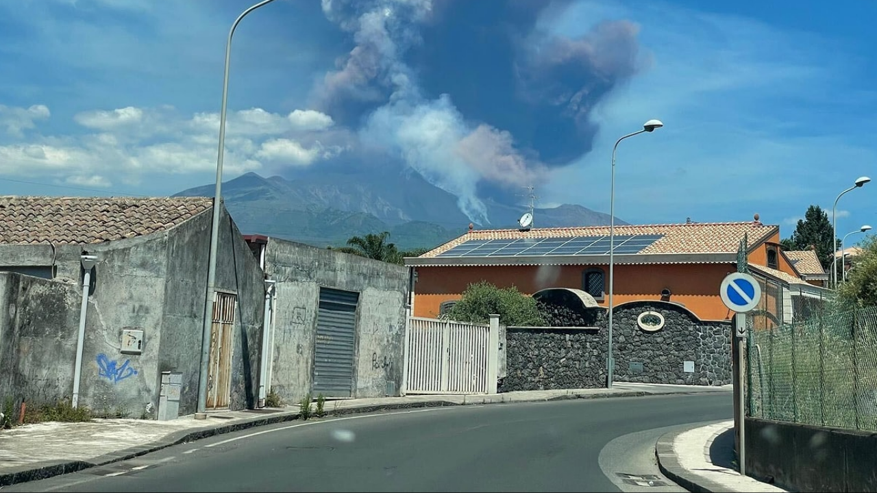 Etna Yanardağı Patladı, Gökyüzü Karardı Sicilya’da Vatandaşlar Büyük Panik Yaşadı (1)