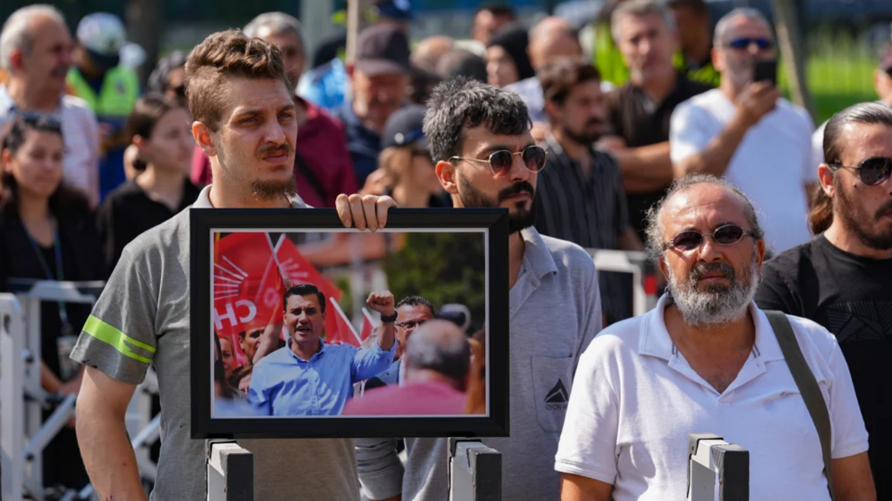 Ferdi Zeyrek’e Gözyaşlarıyla Veda Özgür Özel Ayakta Duramadı