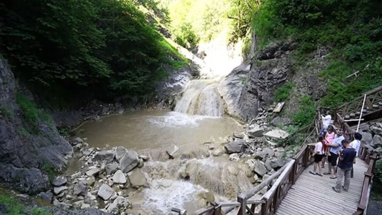 Giresun’daki Mavi Göl Sezona Girmeden Çamura Döndü! (1)