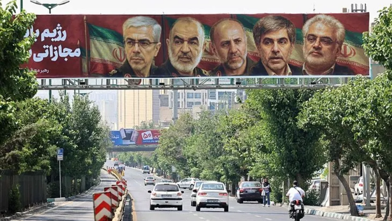 İran’dan İsrail’e Misilleme Tahran Sokakları İntikam Mesajlarıyla Donatıldı (2)