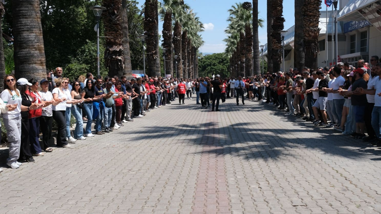 İzmir’de Grev 4. Gününde İşçiler, Çöplerin Toplanmasına İzin Vermedi! (1)