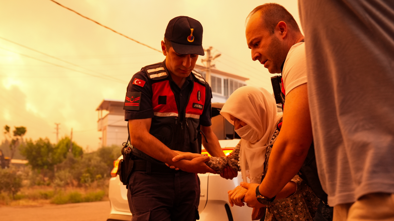 İzmir'de Kırmızı Alarm Menderes Ve Gaziemir’i Alevler Sardı! (1)111