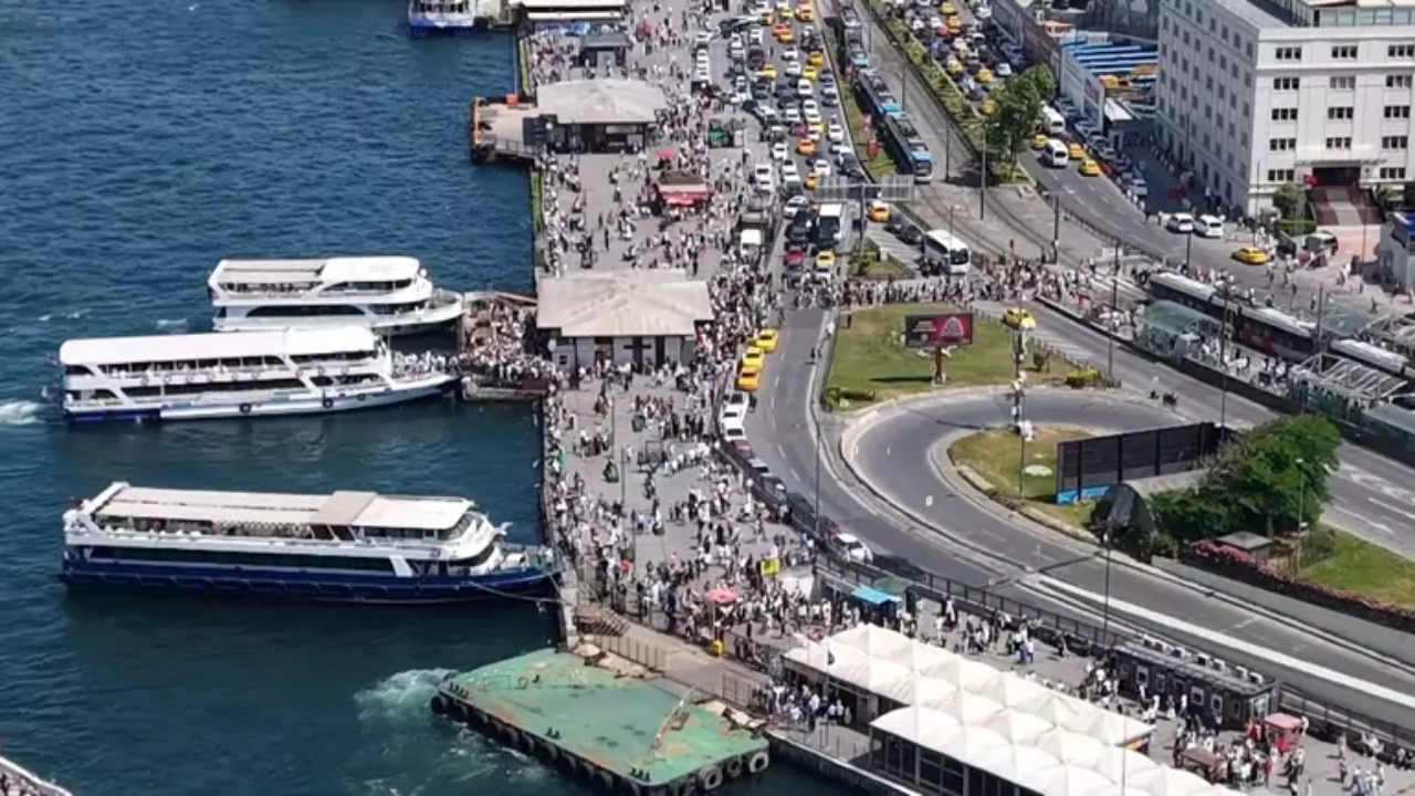 Kurban Bayramı’nda Eminönü’nde Yoğunluk Havadan Görüntülendi