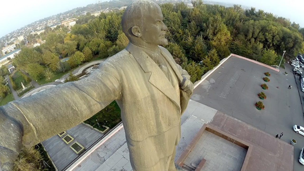 Lenin’in Dev Heykeli Oş Meydanından Kaldırıldı! (1)