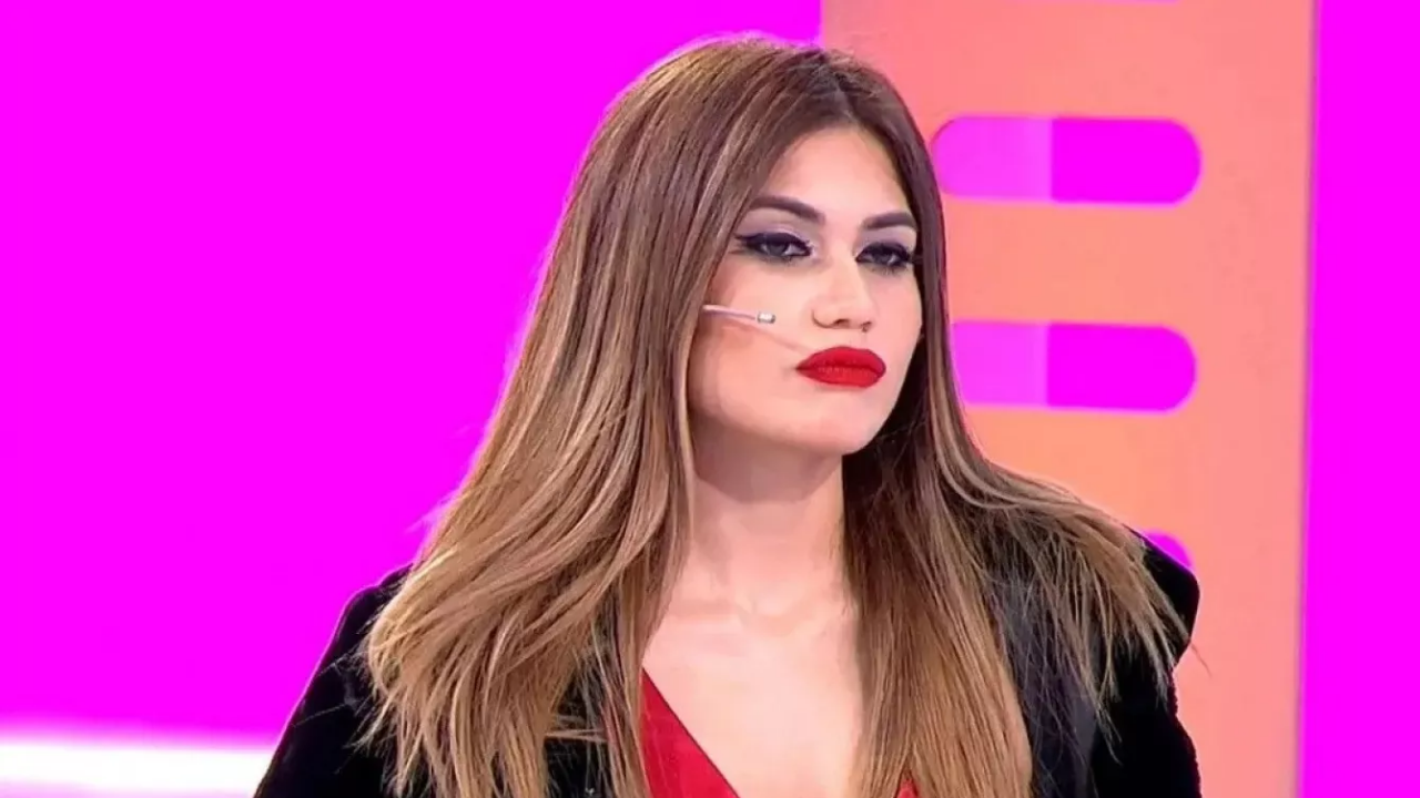 Nihal Candan’ın Acı Vedası Sonrası Hadise’den Yürek Burkan Mesaj “Yalnız Değilsiniz”