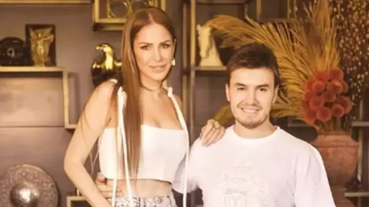 Selin İmer’den Eşine Espri Dolu Sürpriz Mustafa Ceceli’ye 7 Bin Kök Saç Hediye Etti (2)